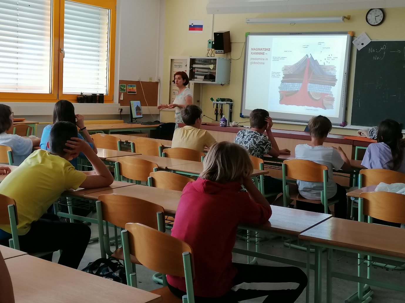 Slika, ki vsebuje besede besedilo, restavracija, konferenčna soba

Opis je samodejno ustvarjen