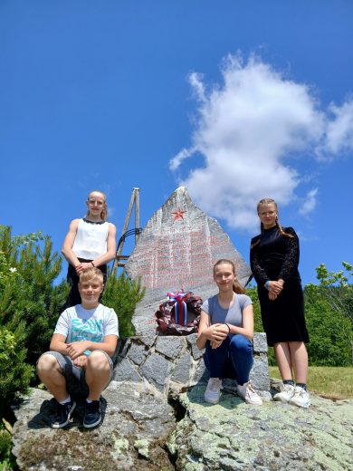 Spominska svečanost ob 80. obletnici poboja partizanov Lackovega odreda pri Junčku
