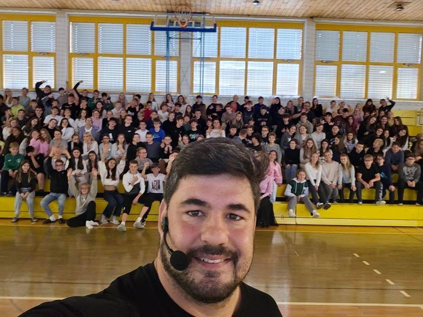 Z eno roko proti toku