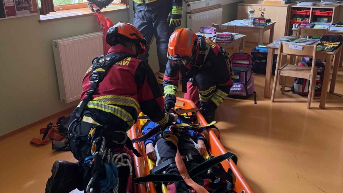 Uspešna evakuacijska vaja na OŠ Trbonje: Reševanje iz višine