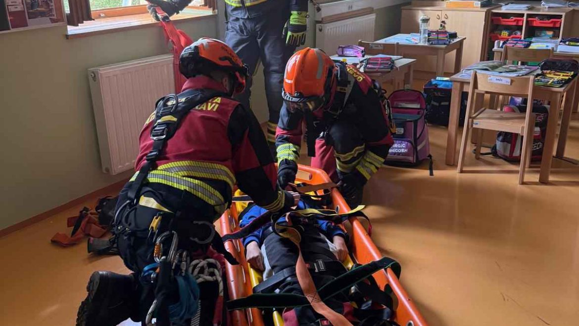 Uspešna evakuacijska vaja na OŠ Trbonje: Reševanje iz višine