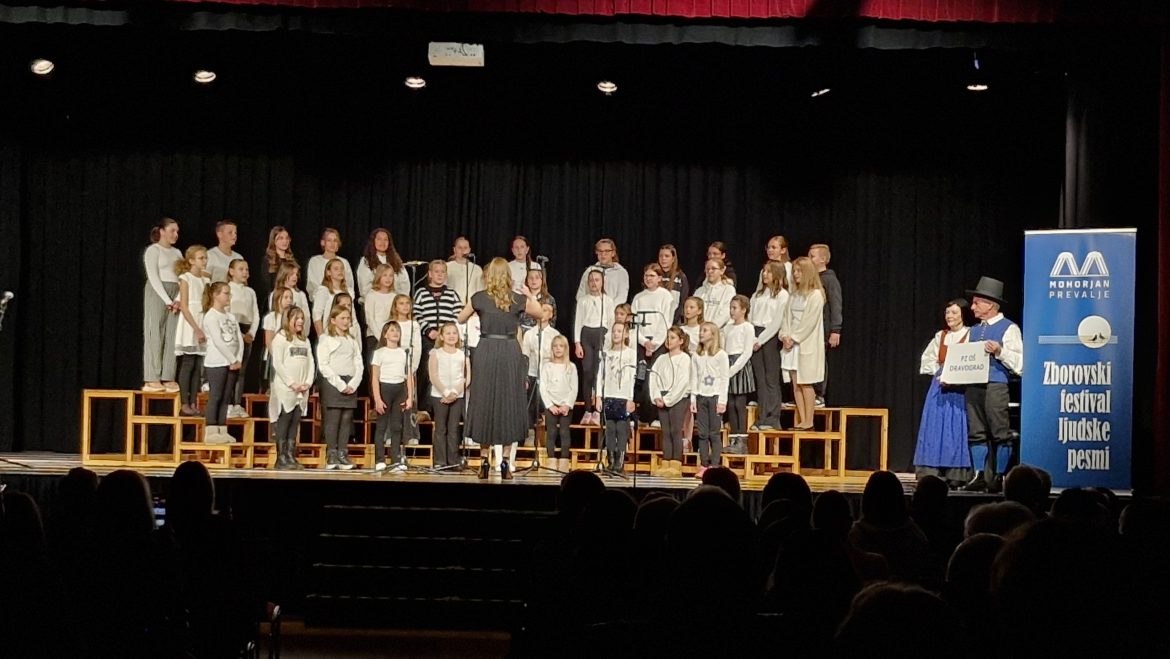 Nastop otroškega in mladinskega pevskega zbora na Festivalu ljudske pesmi Prevalje