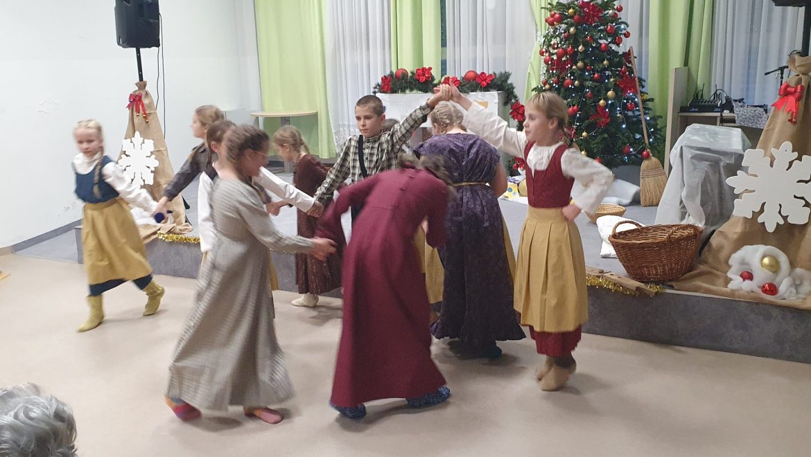 Folkloristi zaplesali v domu starostnikov Črneče