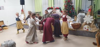 Folkloristi zaplesali v domu starostnikov Črneče