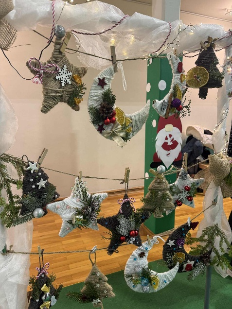 Slika, ki vsebuje besede Božič, božična jelka, zaprt prostor, ornament

Vsebina, ustvarjena z UI, morda ni pravilna.