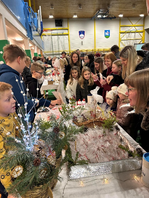 Slika, ki vsebuje besede oblačila, oseba, ženska, človeški obraz

Vsebina, ustvarjena z UI, morda ni pravilna.