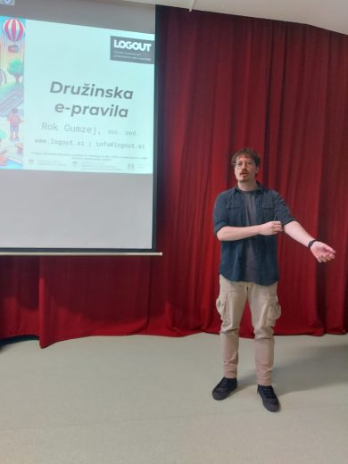 DRUŽINSKA E-PRAVILA – Ko odklenem telefon, zaklenem družino!