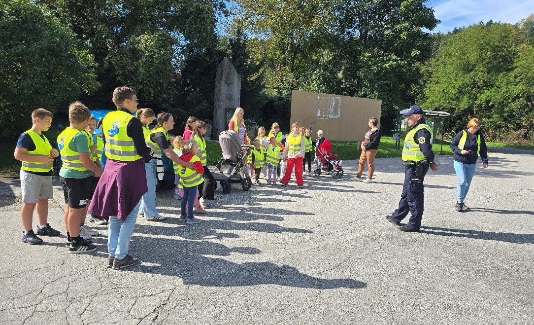 Z varnim korakom v svet prometa: Učni sprehod s policistom