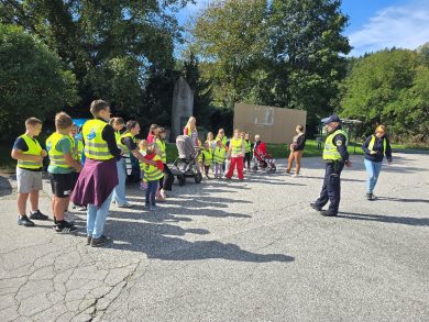 Z varnim korakom v svet prometa: Učni sprehod s policistom