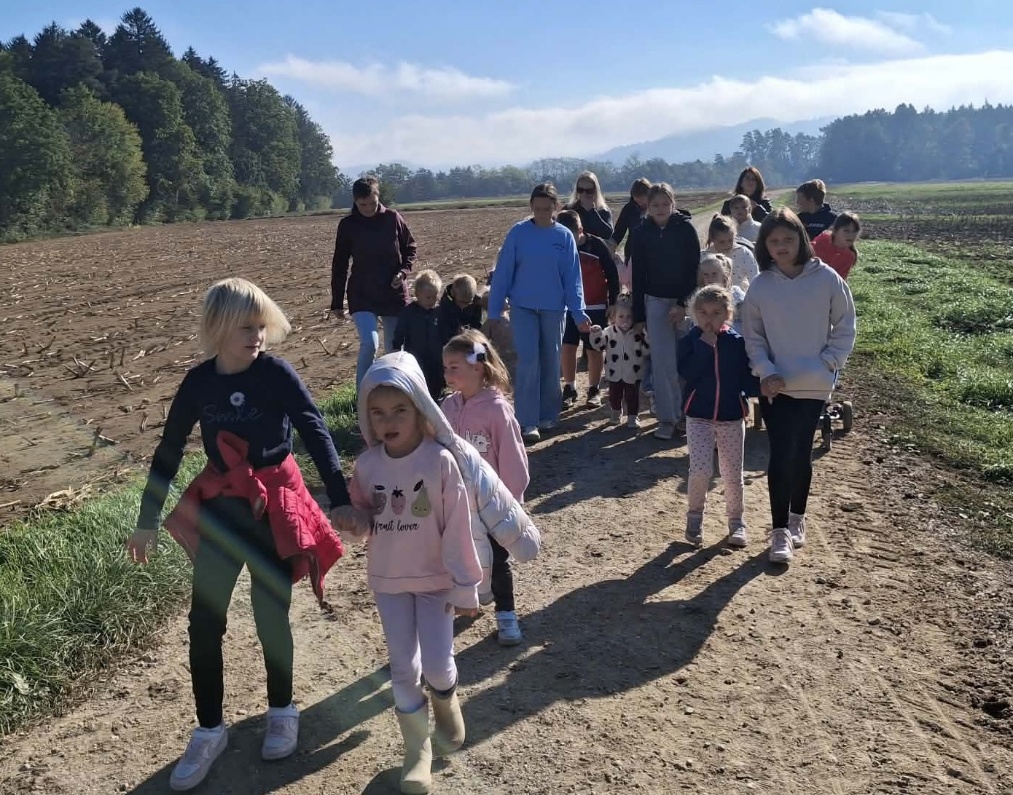 Jesenski sprehod čez Trbonjsko polje v Tednu otroka